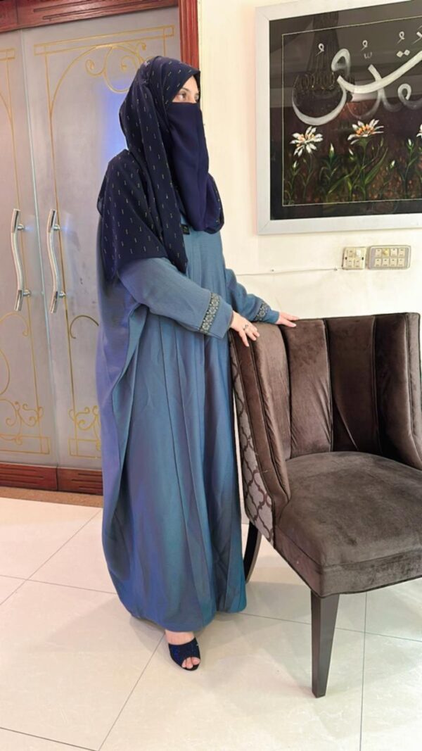 Graceful abaya available in 2 colours
