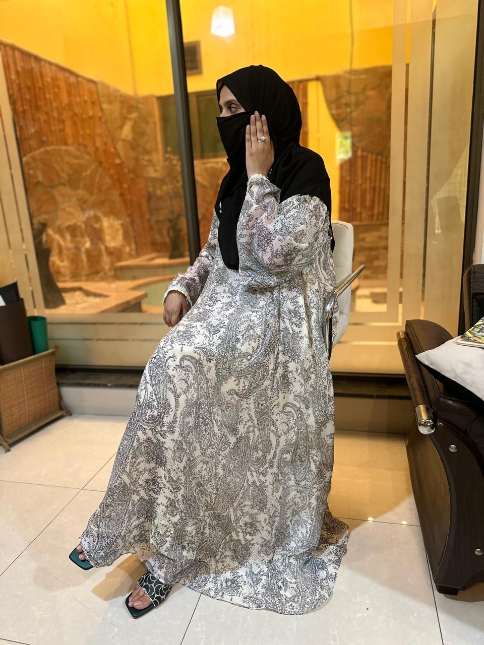 Printed abaya white black xaa 04 size 56 Xayna aesthetics