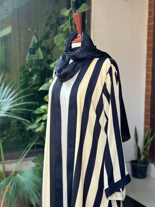Cream and black stripes gown  🎯Code: xaa 49 - Image 2