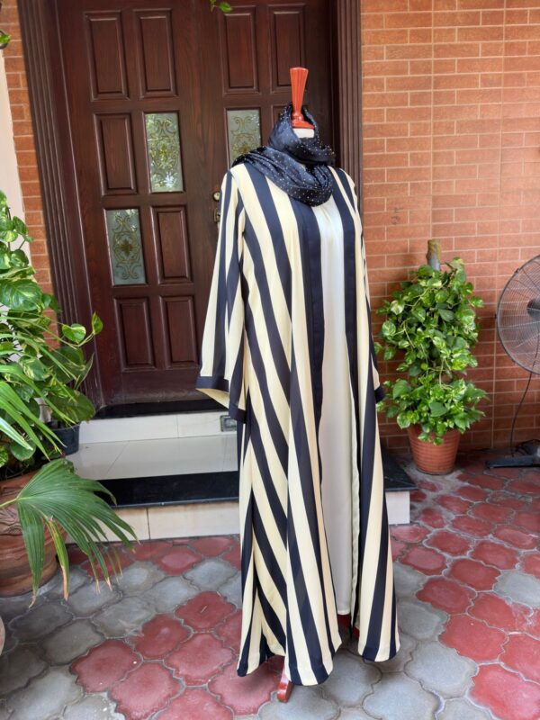 Cream and black stripes gown  🎯Code: xaa 49 - Image 3