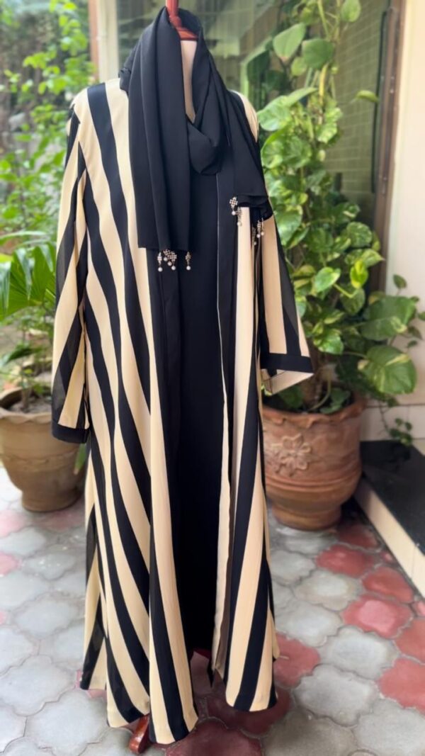 Cream and black stripes gown  🎯Code: xaa 49 - Image 4
