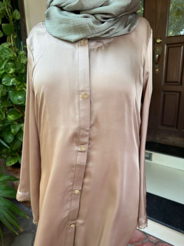 Golden silk gown - Image 3