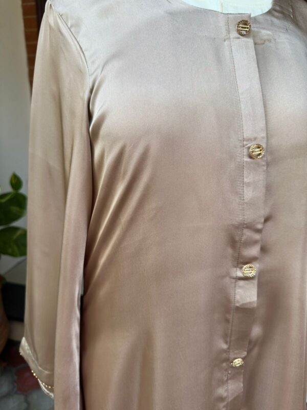 Golden silk gown - Image 2
