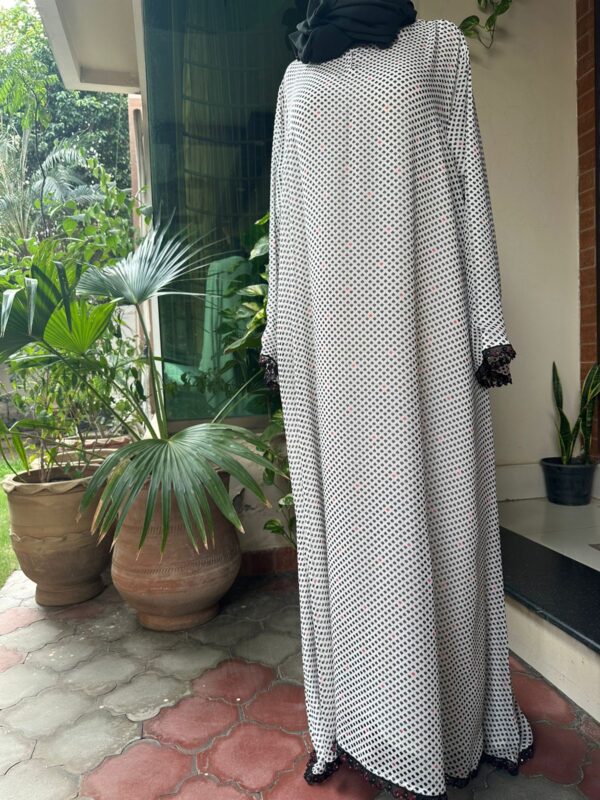 white and black queen abaya