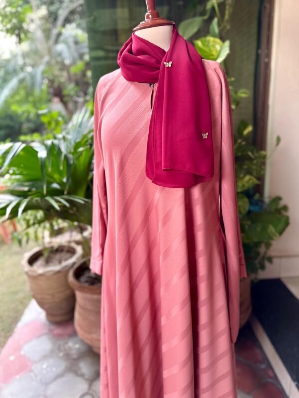 blush pink a line abaya with diagonal self lines - Image 3