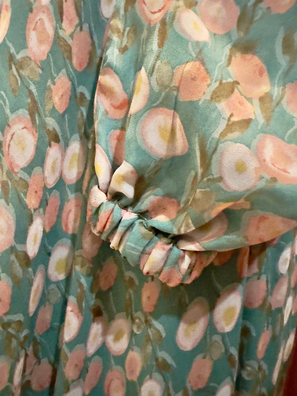 printed green a line abaya lastic sleeve - Image 2