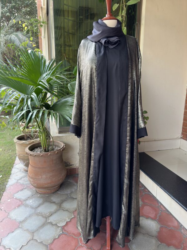 black shimmerygown / plain georgette inner