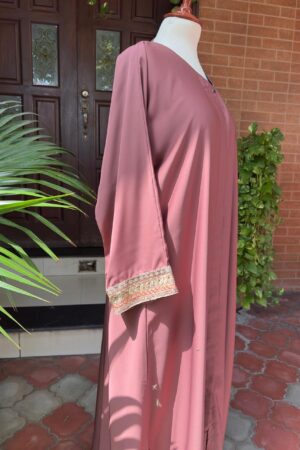 Mauve Elegance, Golden Detail lace on sleeve